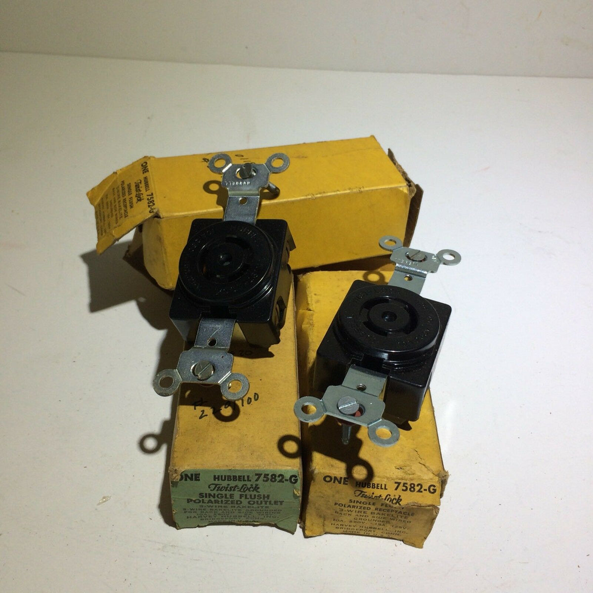 Lot of 4 HUBBELL 7582G FLUSH SINGLE RECEPTACLE polarized