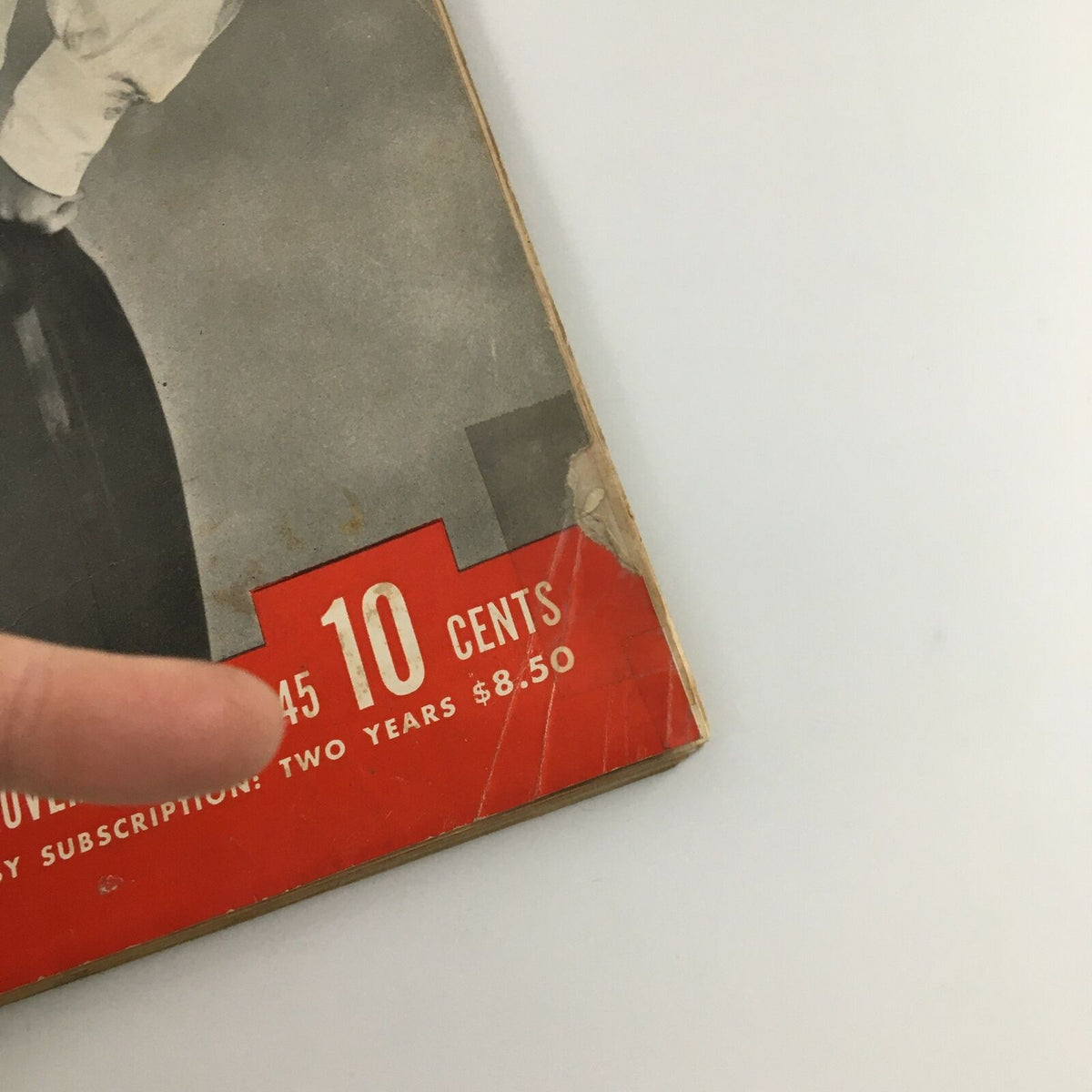 Detail of the VTG Life Magazine from November 19, 1945, showing the price tag of 10 cents and subscription information, highlighting its vintage appeal and historical significance in fashion.