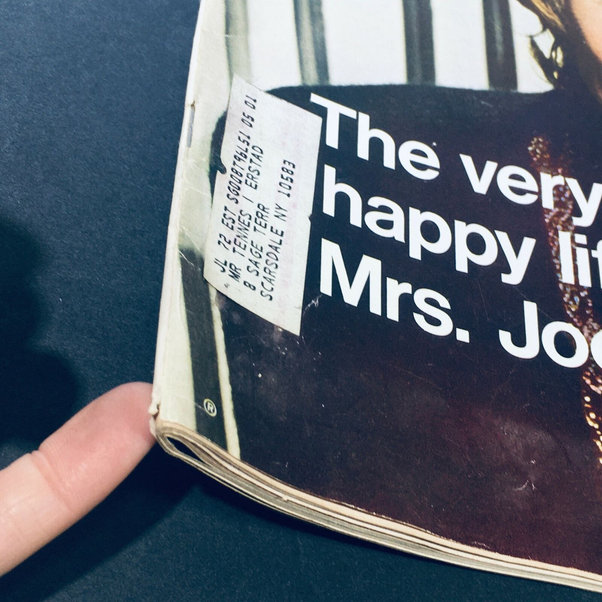 Close-up of the side of the VTG Life Magazine May 14, 1971 featuring Mrs. Joe Hamilton alias Carol Burnett, highlighting the edge with a sticker label.