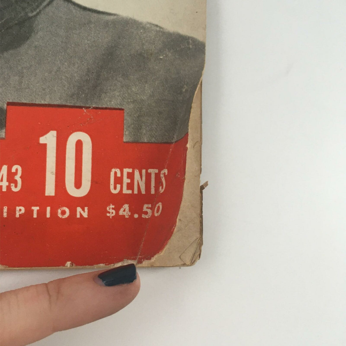 Close-up of the corner of VTG Life Magazine November 22, 1943 showing the price details, including '10 cents' and 'subscription $4.50', alongside vintage wear highlighting its historical essence.