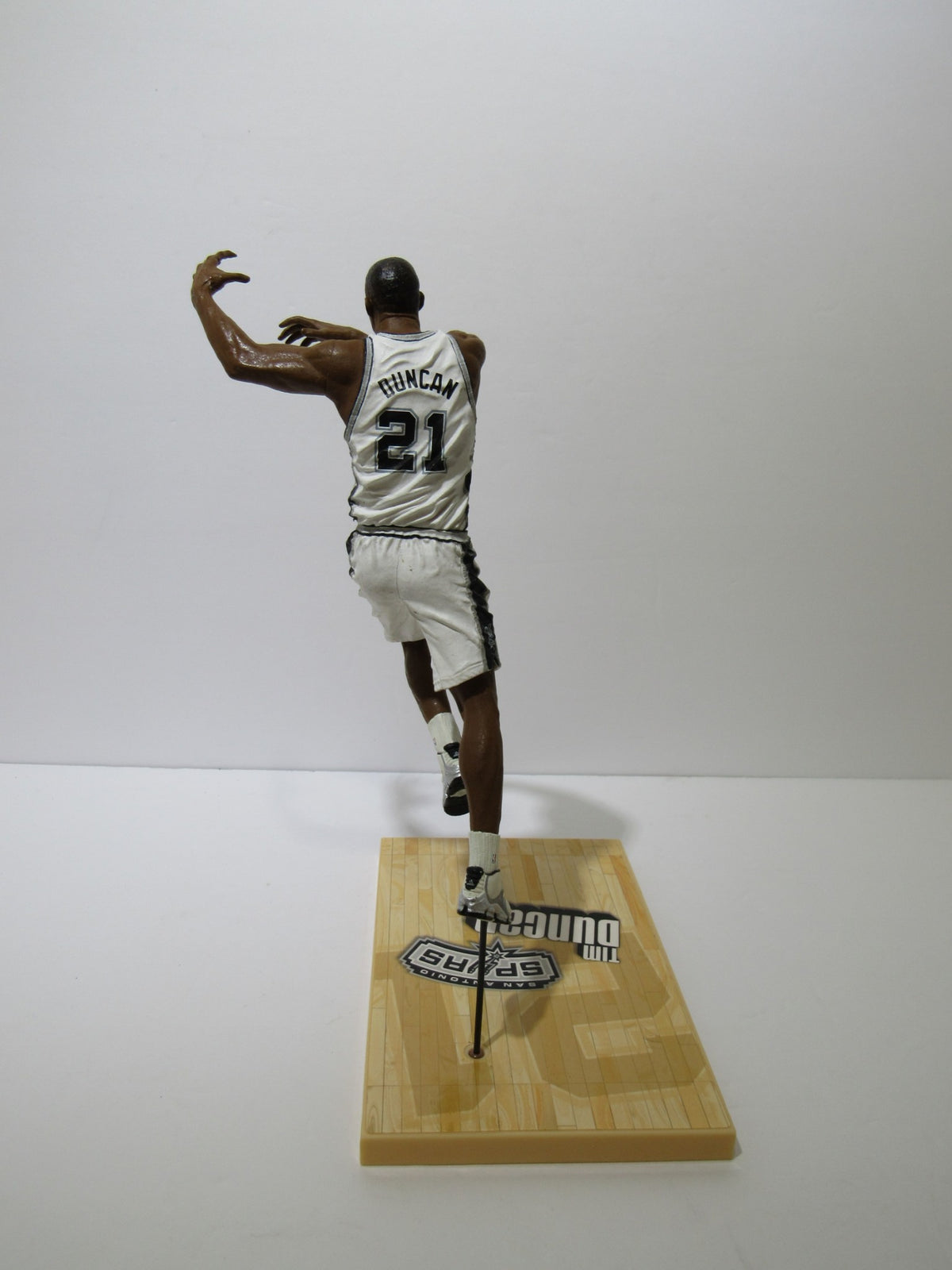 McFarlane NBA Series 6 Loose Figure: Tim Duncan from behind, revealing the detailed Spurs uniform and base design.