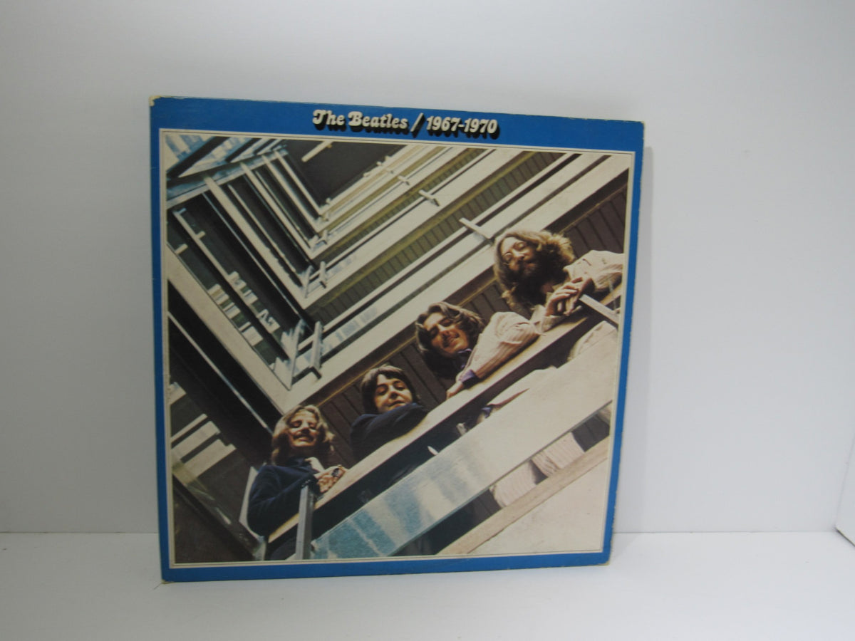Front cover of The Beatles 1967-1970 Gatefold Sleeve 2X LP SKBO 3404, featuring the band members looking down from a balcony.