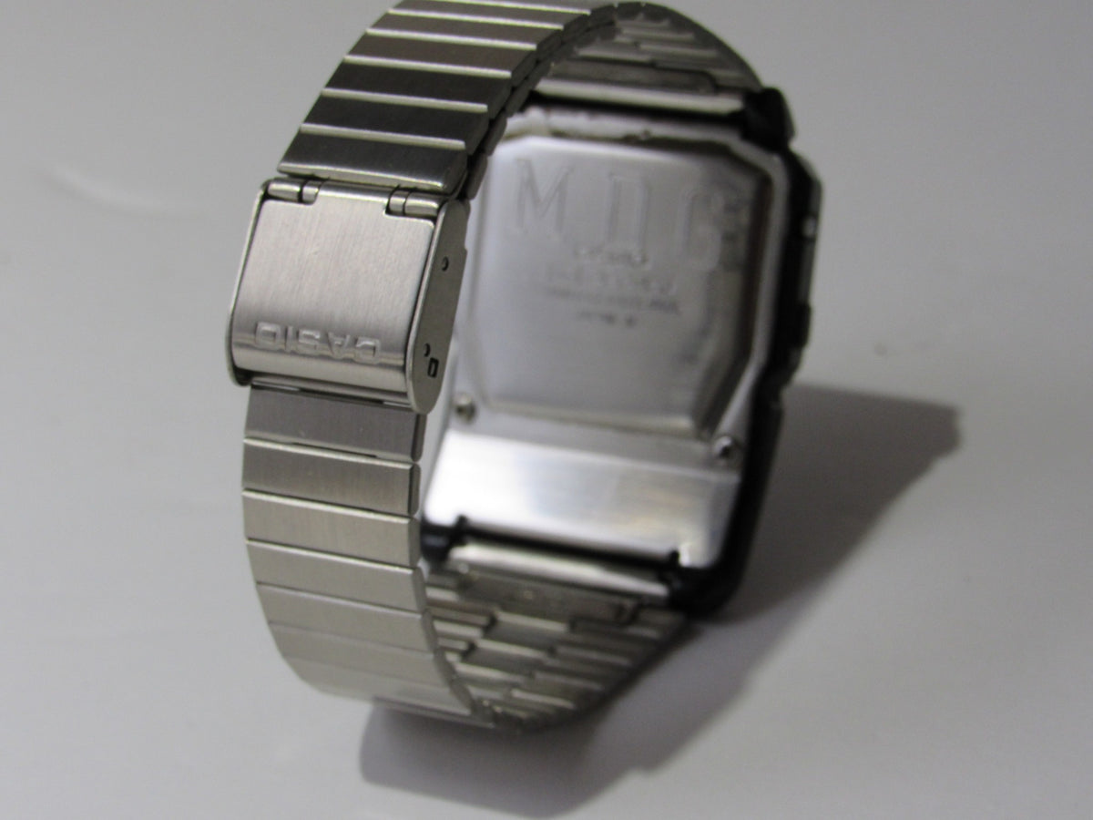 Back view of the 1985 Vintage Casio 563 DBC-60 Watch Data Bank Telememo highlighting its original casing and Casio branding.