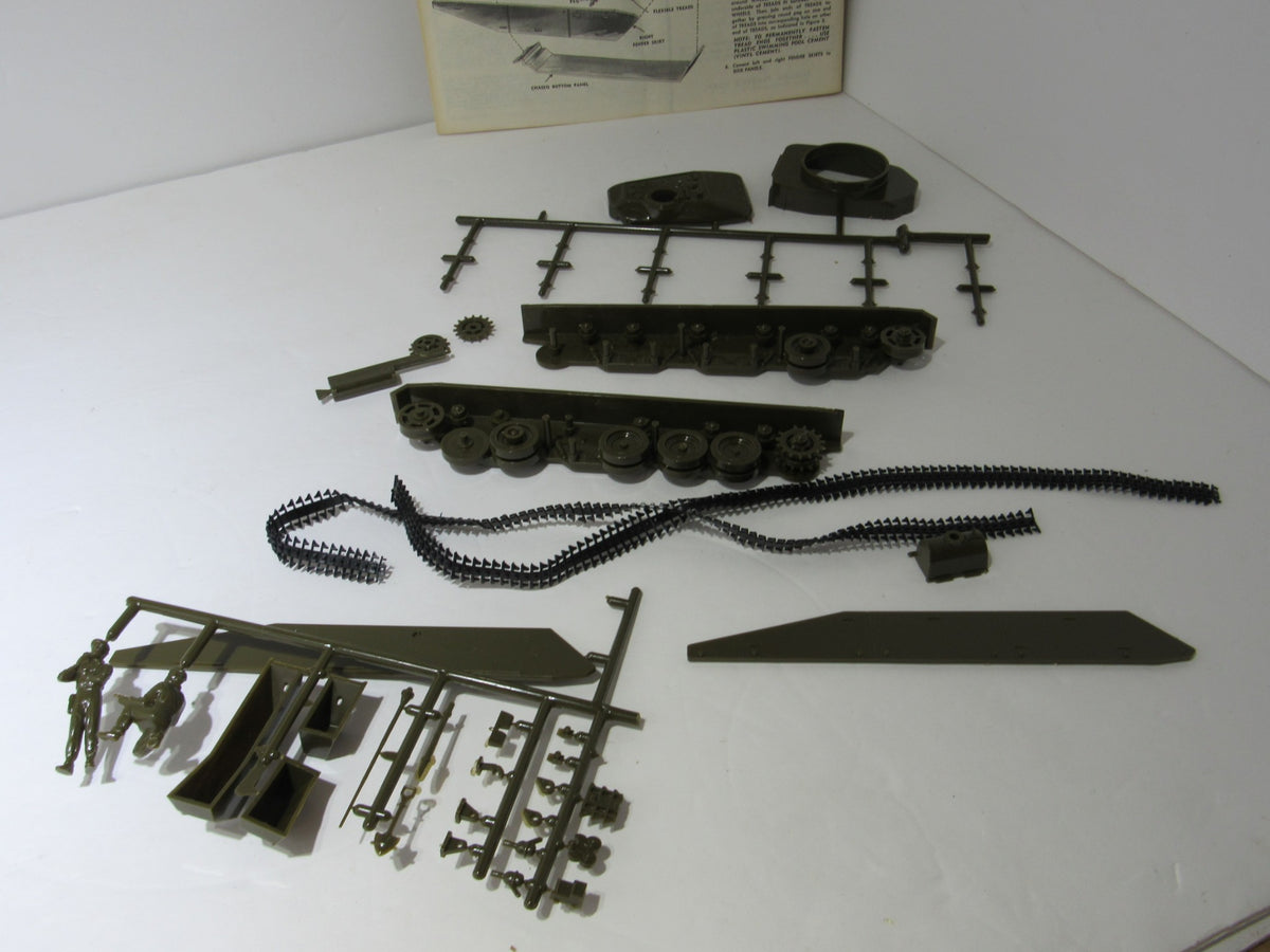 Vintage Famous Aurora Fighters 1/4" Scale Model Centurion Tank Kit# 300-129 NEW