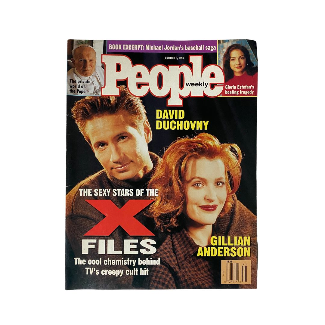 People Weekly Magazine October 9, 1995 featuring David Duchovny and Gillian Anderson on the cover, highlighting 'The X-Files' with text on their chemistry and fame.