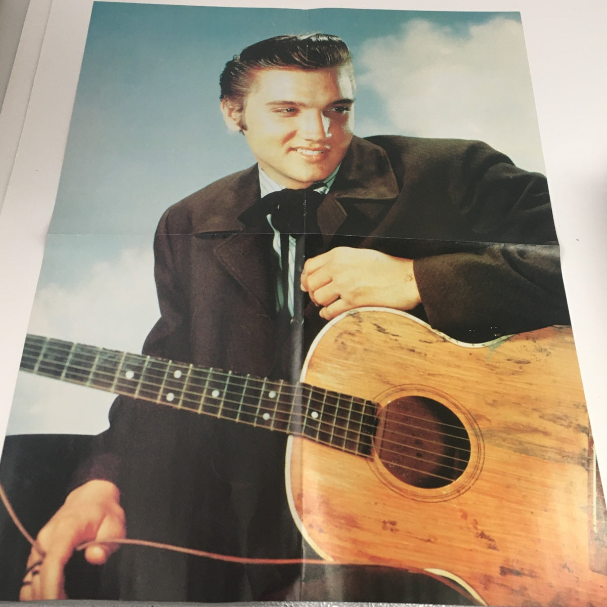 Modern Screen Yearbook #31 Presents Elvis Presley, including a poster of Elvis with a guitar, encapsulating the essence of his music and style.