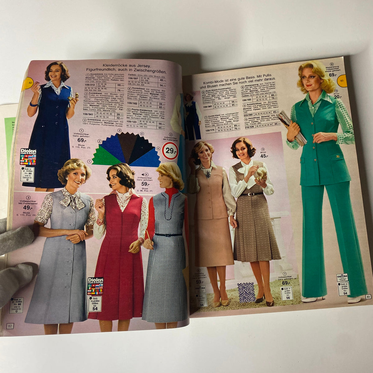Inside fashion page of the 1978 August Neckermann Sommer Catalog, displaying various women's outfits including dresses and suits in vibrant colors, representative of 1970s fashion.