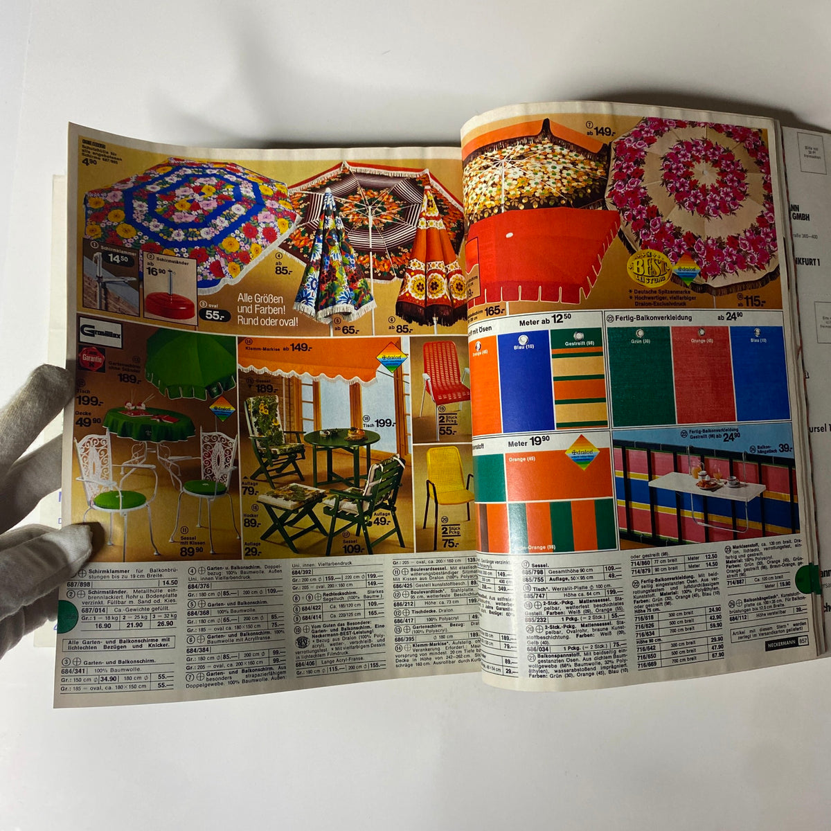 1978 August Neckermann Sommer Catalog highlighting vibrant outdoor furniture and accessories, ideal for summer gatherings. This page emphasizes vintage outdoor lifestyle from Germany.
