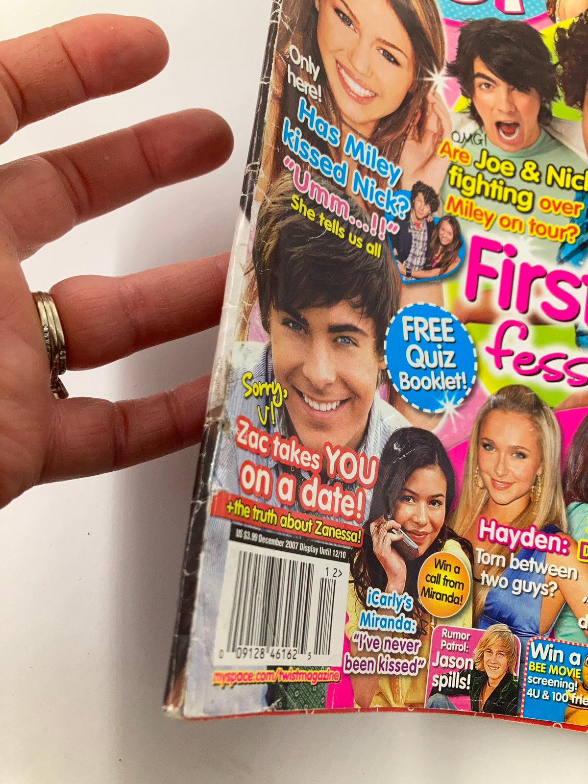 Twist Magazine December 2007 cover featuring Zac Efron, Miley Cyrus, Joe & Nick Jonas, highlighting the quiz booklet and relationship features.