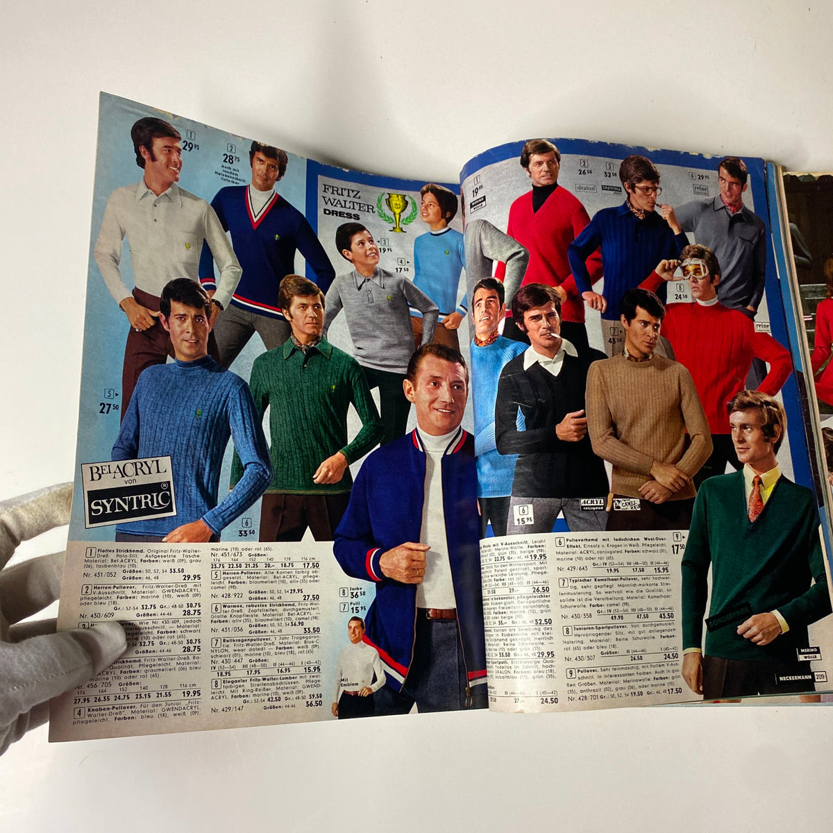 1973 Neckermann Summer Catalog page highlighting men's knitwear, featuring models in various stylish sweaters and fashion trends from the early 1970s.