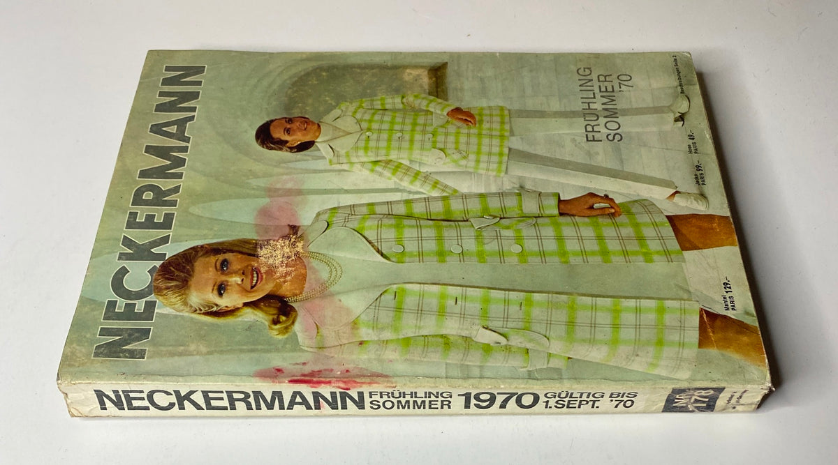 Another angle of the 1970 Neckermann Summer Catalog cover displaying two models in matching green plaid coats, reflecting vintage summer fashion trends.