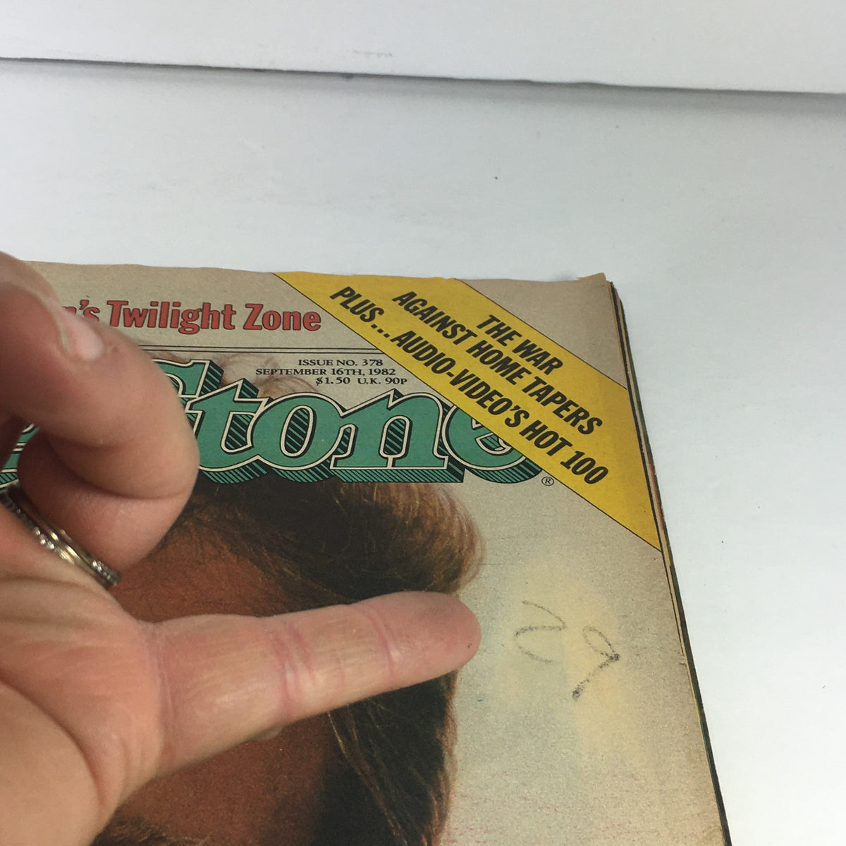 Close-up view of the Vintage Rolling Stone Magazine dated September 16, 1982, showcasing the cover with Robin Williams and a prominent yellow promotion strip.