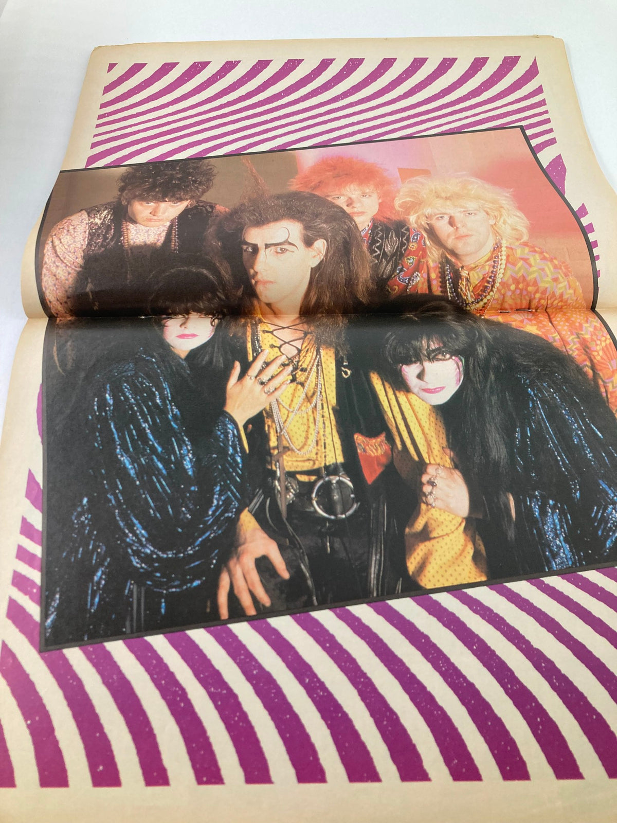 VTG Lookin Magazine July 19 1986 #30, featuring a colorful centerfold with Doctor and The Medics, showcasing the vibrant 1980s music culture and fashion.