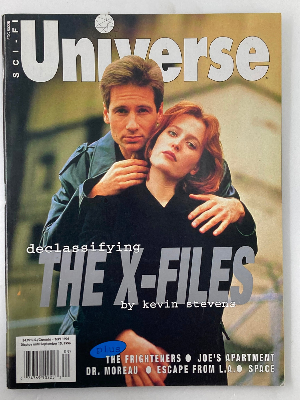 Cover of Sci-Fi Universe Magazine September 1996 featuring David Duchovny and Gillian Anderson, with headlines about declassifying The X-Files, showcasing a vintage sci-fi aesthetic.