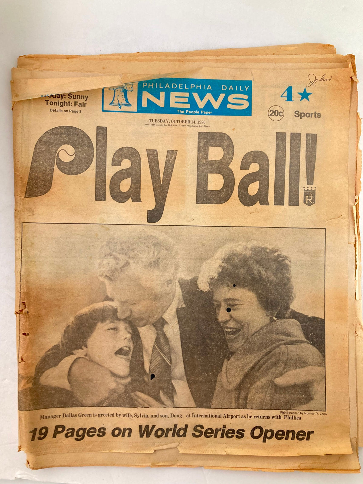 Philadelphia Daily News Tabloid from October 14, 1980, featuring an image of Dallas Green with his wife Sylvia and son Doug celebrating at the airport as he returns from the World Series opener. Includes headlines 'Play Ball!' and '19 Pages on World Series Opener.'