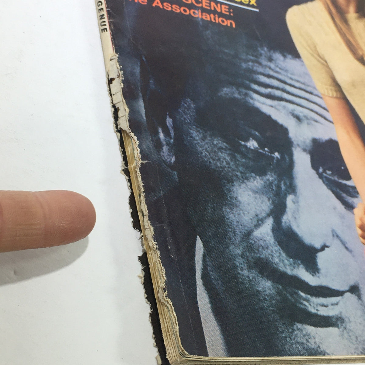 Detail of the side binding of VTG Ingenue Magazine: July 1967 showing some wear, capturing the vintage essence of the publication.