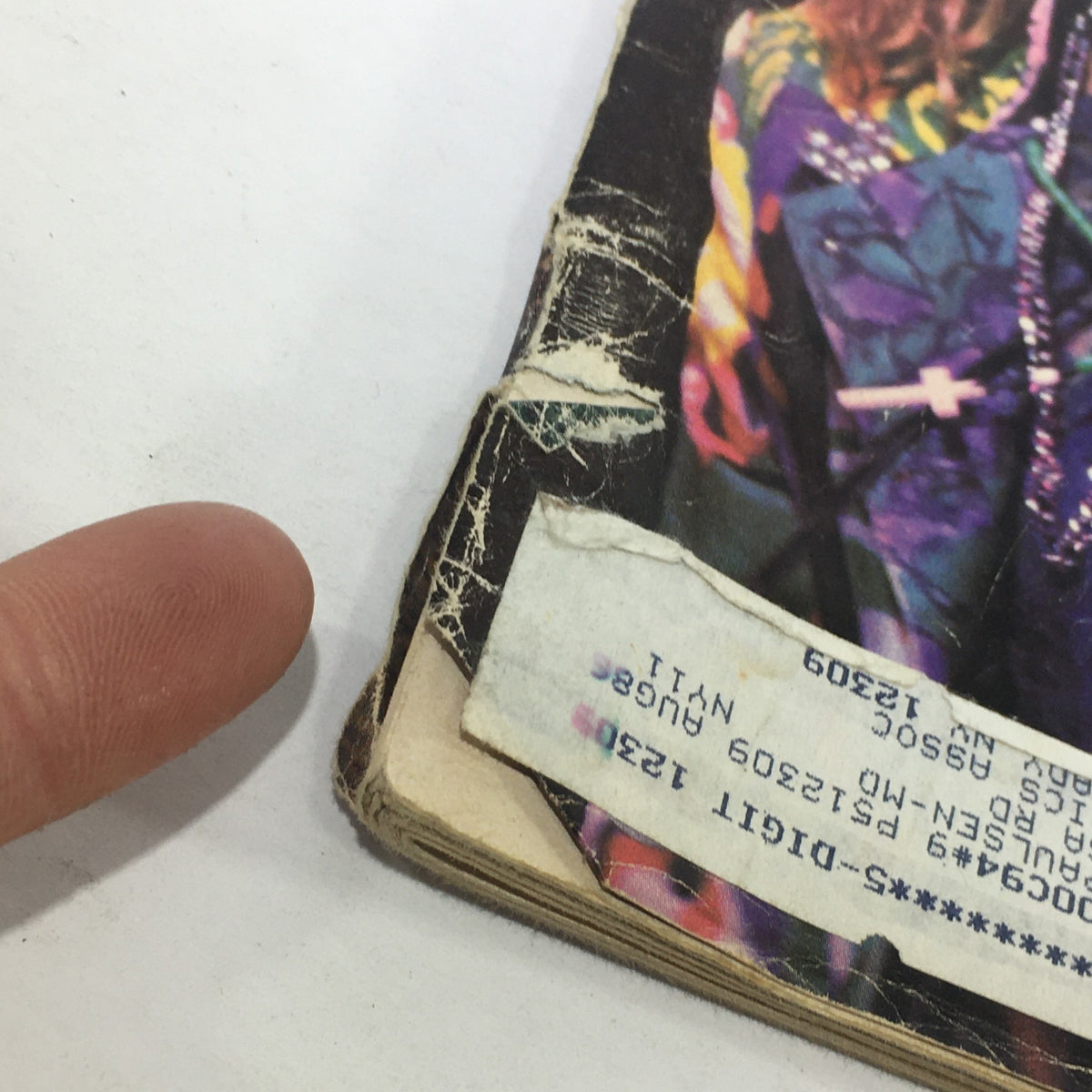 Detailed view of the spine of the VTG People Weekly Magazine from May 13, 1985, displaying the label and showcasing its vintage condition.