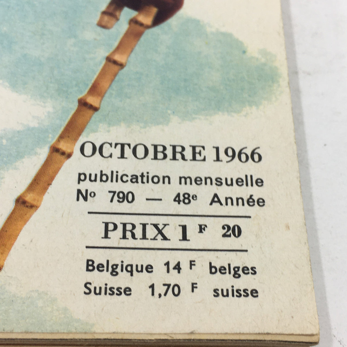 Detailed view of the VTG Modes Travaui Catalog from October 1966, highlighting the publication number and price. A must-see for fans of vintage fashion and collectibles.