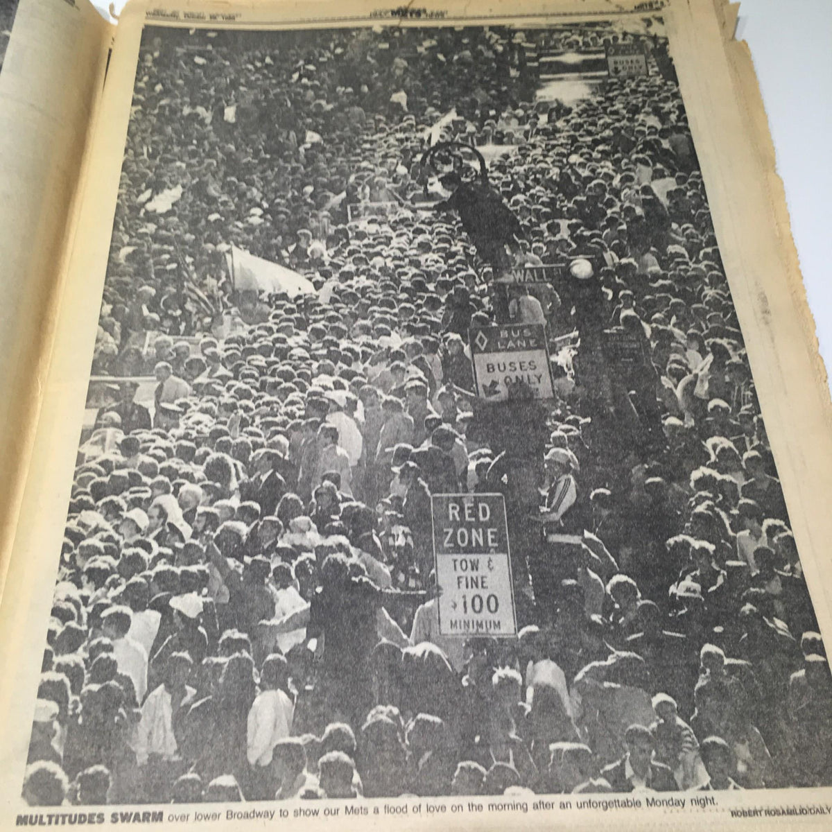 Crowd of fans depicted in the October 29, 1986 New York Daily News celebrating the New York Mets with a headline mentioning 'MULTITUDES SWARM' over lower Broadway.