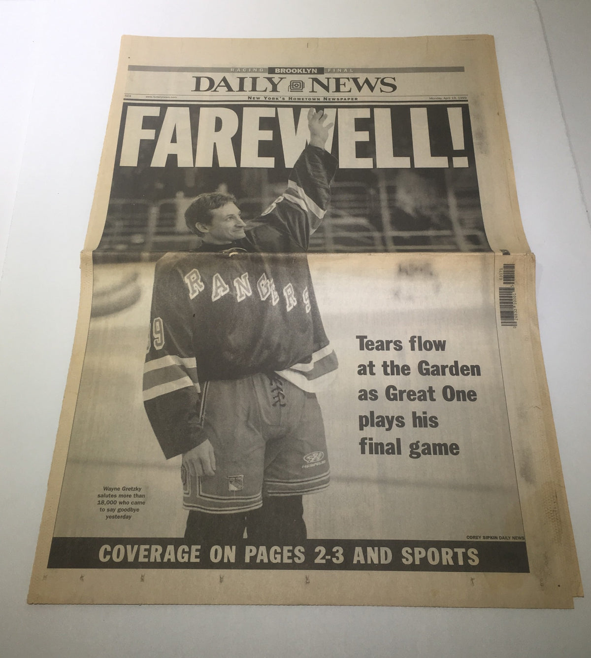 New York Daily News front page from April 19, 1999, featuring Wayne Gretzky saluting the crowd as he plays his final game. The headline states 'FAREWELL!'