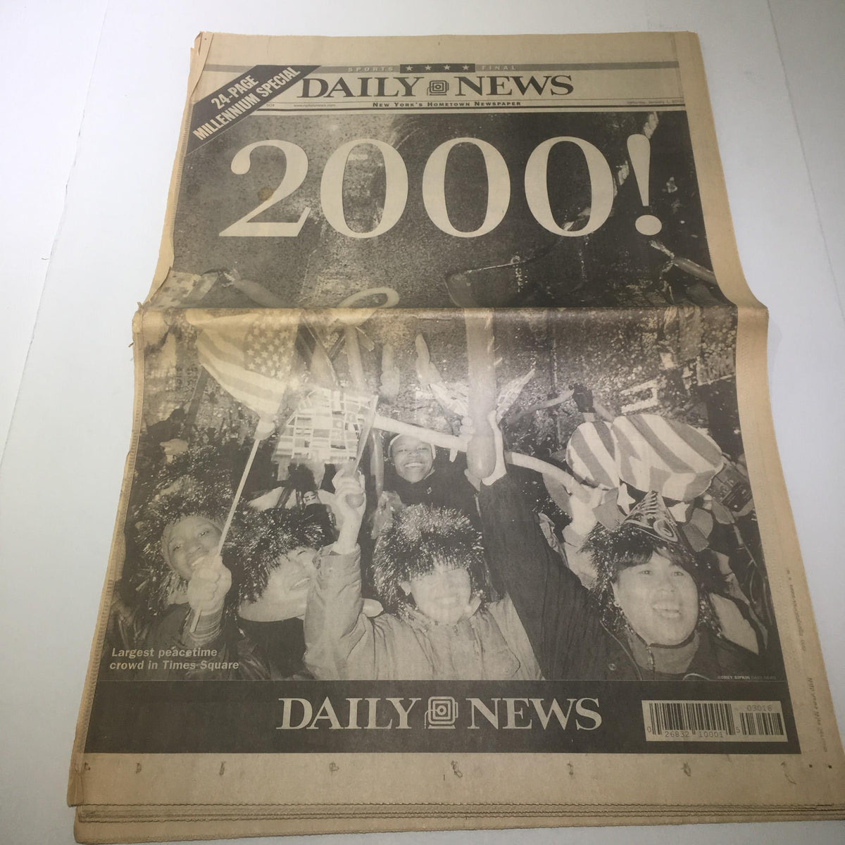 NY Daily News January 1, 2000, commemorating the largest peacetime crowd in Times Square with festive celebration imagery.