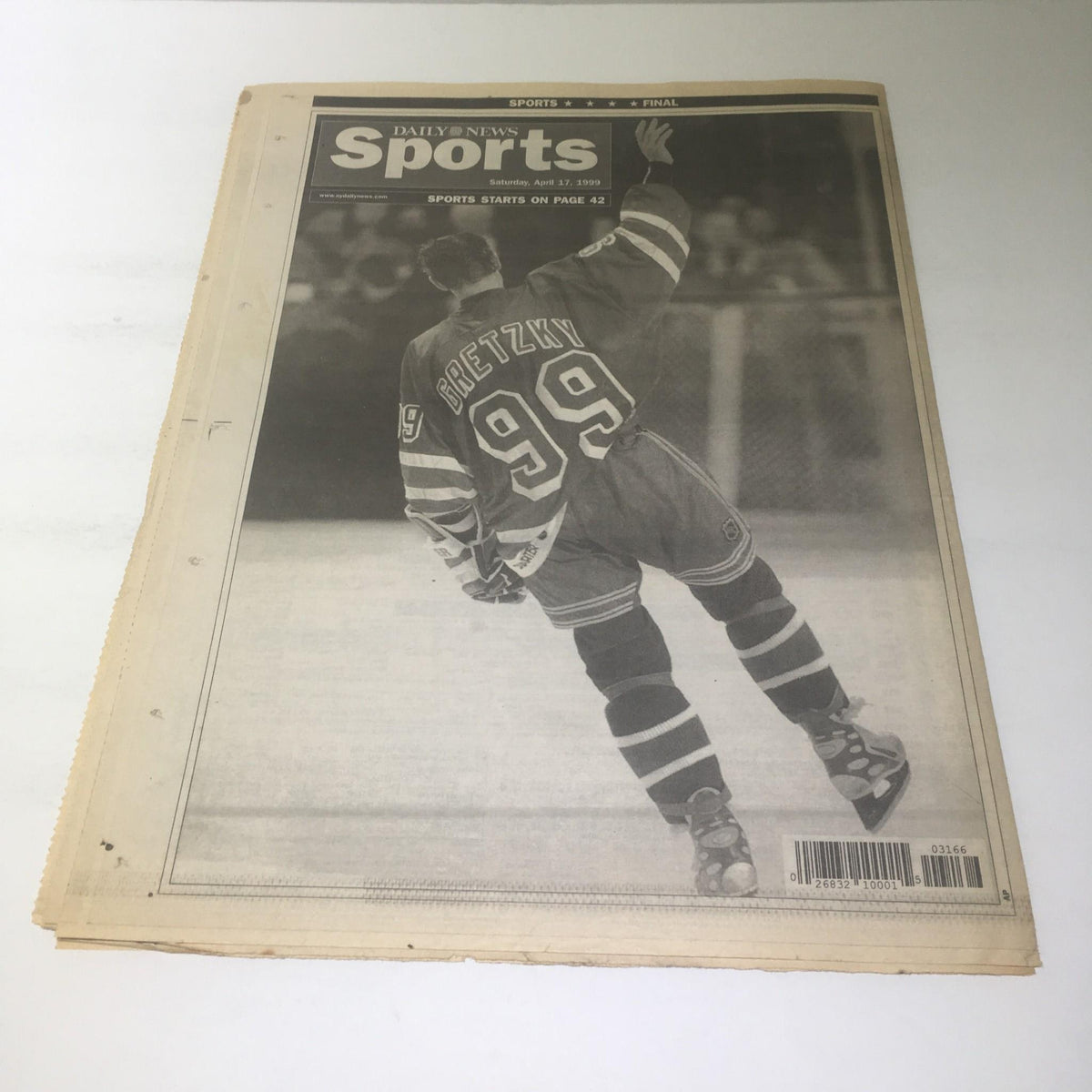 Back page of the NY Daily News from April 17, 1999, displaying sports coverage with a prominent image of Wayne Gretzky.