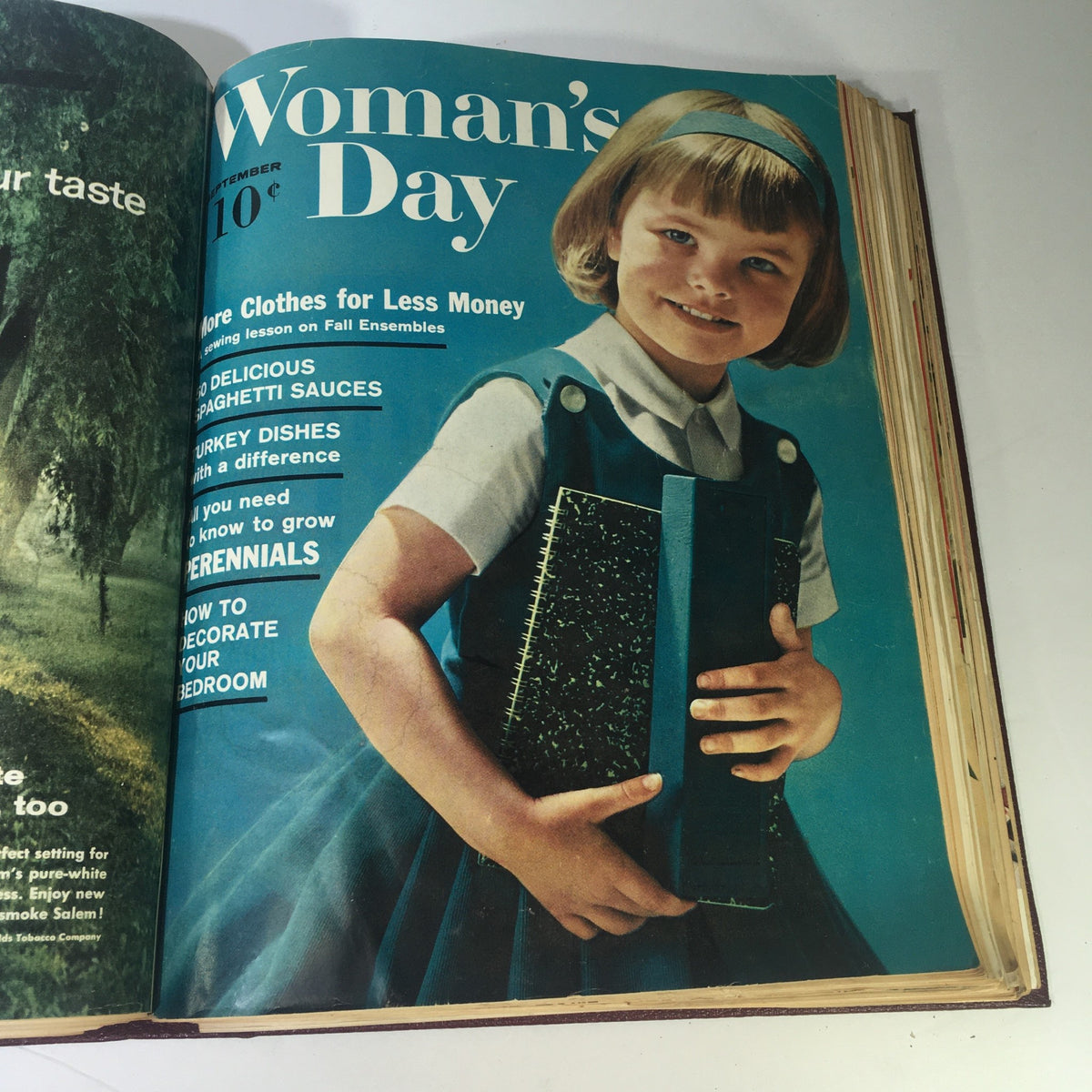 Cover of the September 1959 Woman's Day Magazine featuring a young girl holding a notebook, with articles on budget clothing and gardening.