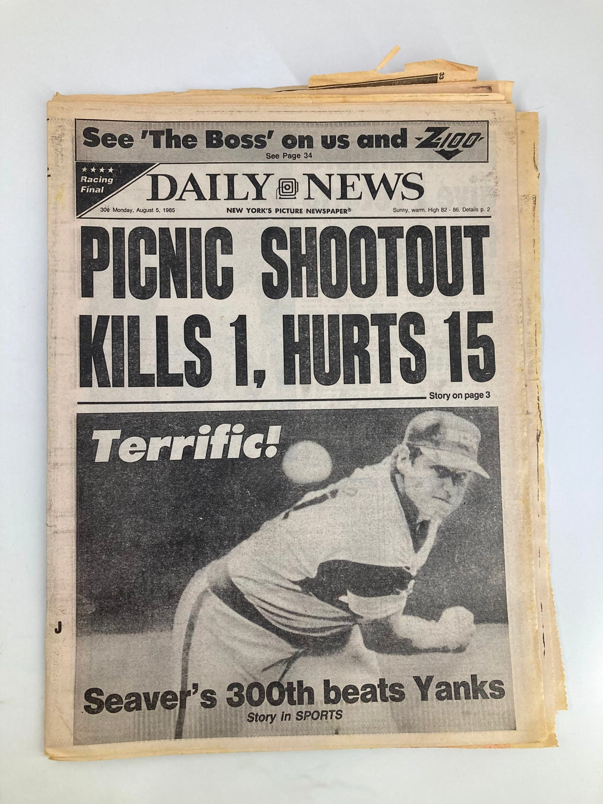 VTG Daily News Newspaper August 5 1985 featuring Tom Seaver's 300th win against the New York Yankees, highlighting a significant sports milestone with bold headlines and imagery.