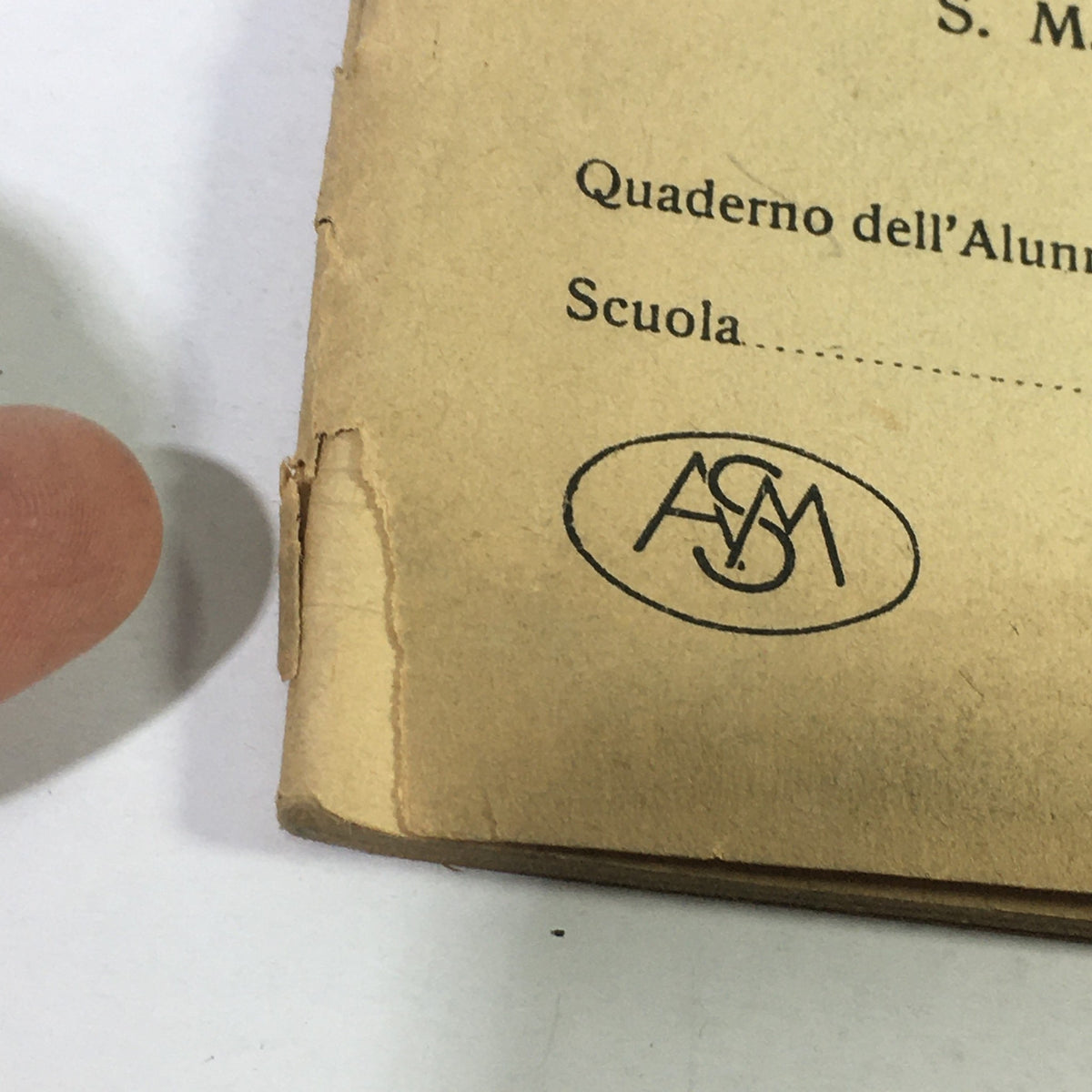 Close-up of vintage magazine Opera Nazionale Balilla featuring S. M. Vittorio Emanuele III IL Re Vittorioso, showing the aged spine with minor wear from 1915.