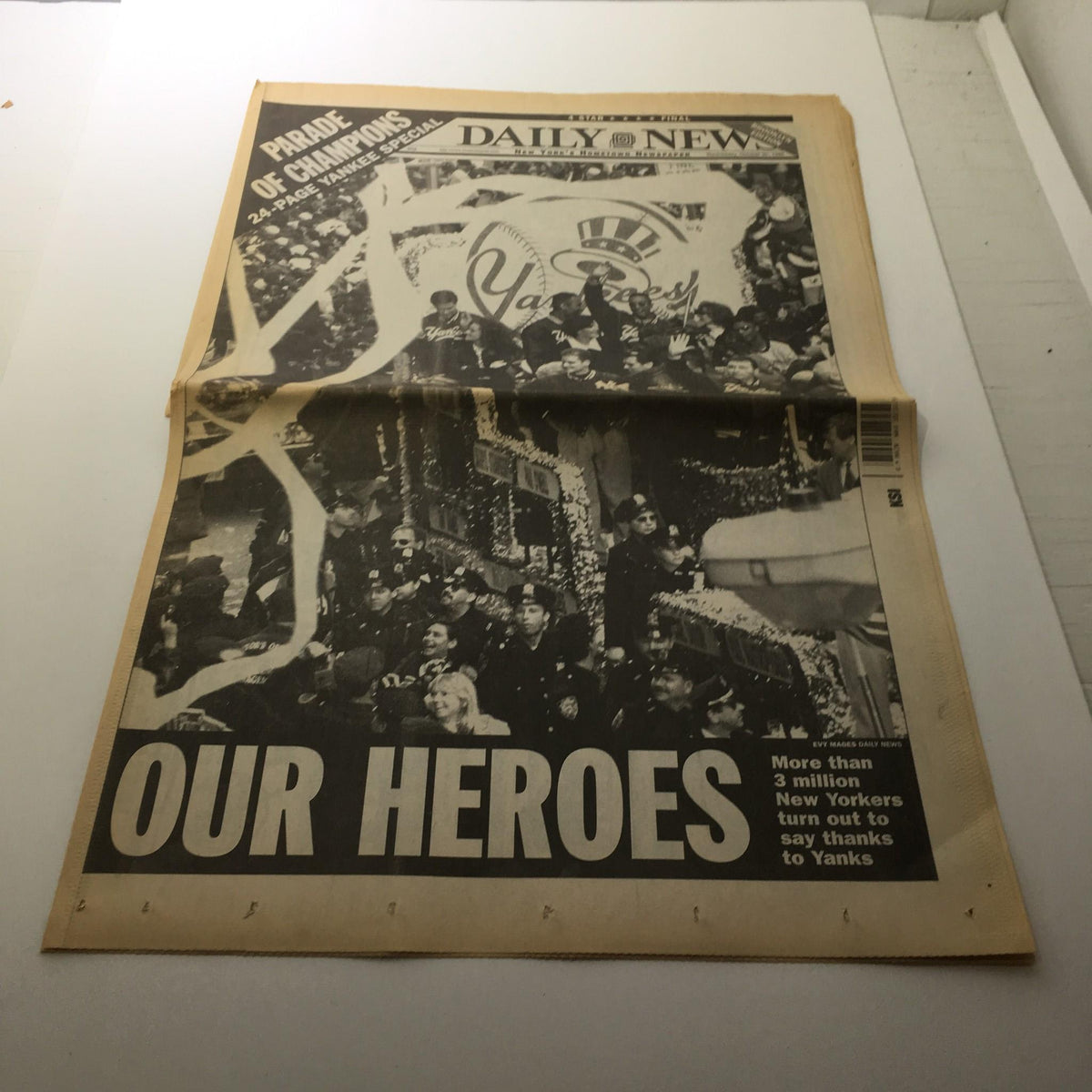 NY Daily News headline from October 30, 1996, featuring the 'Parade of Champions' celebrating the New York Yankees, showcasing a crowd of enthusiastic fans and festive decorations.