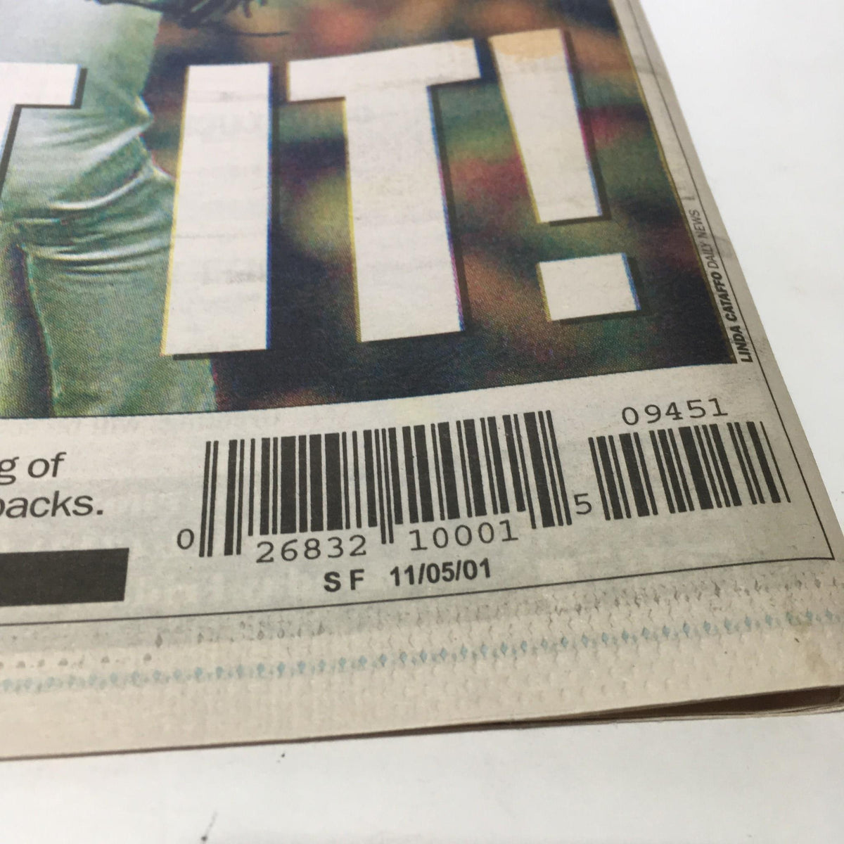 NY Daily News 11/5/01: Detailed shot of the magazine's barcode, linked to the article 'End of An Era: Yanks Incredible Series Run Dies in Desert'.