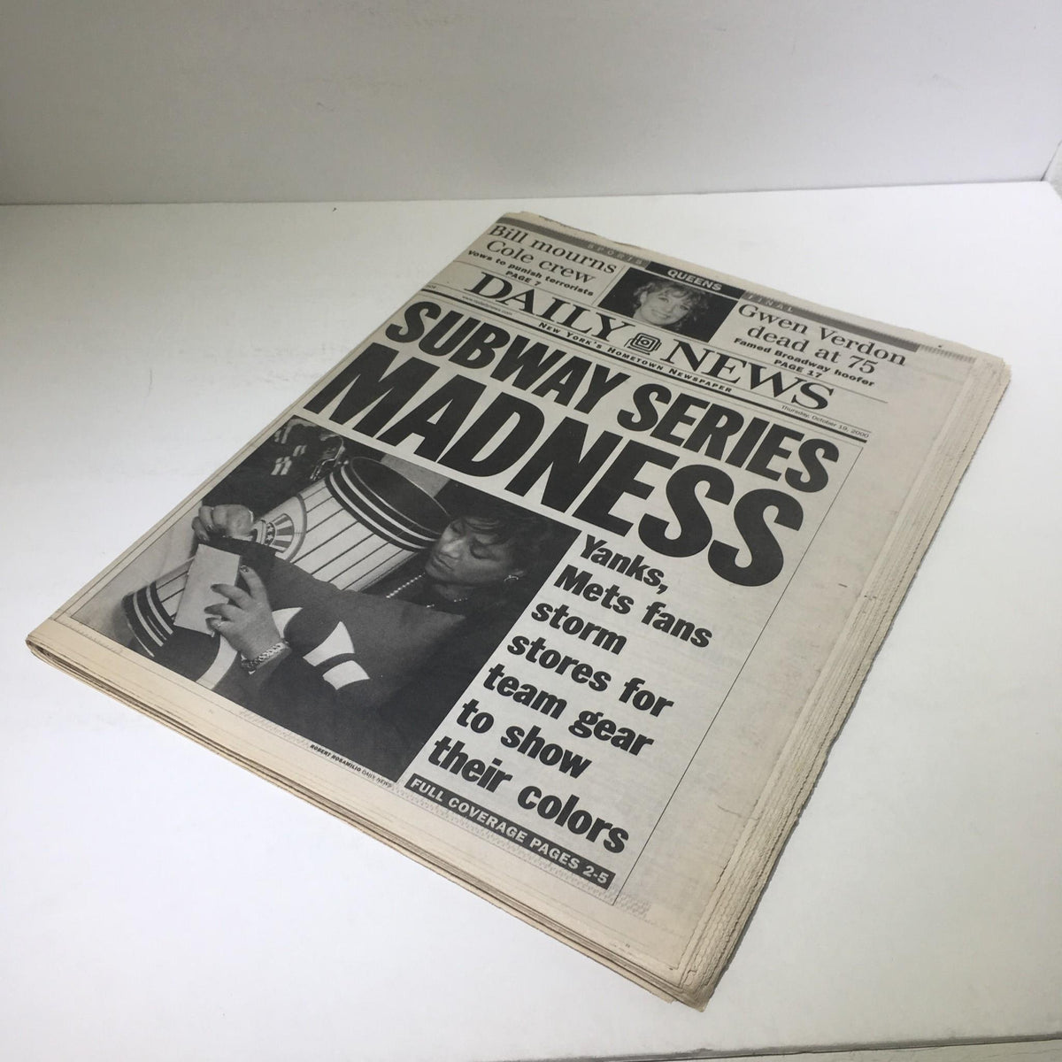 NY Daily News from 10/19/2000 featuring the headline 'Subway Series Madness' capturing Yanks and Mets fans storming stores for team gear to show their colors.