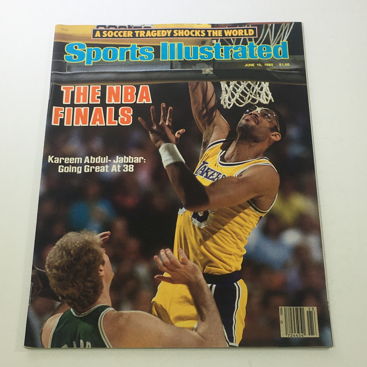 Cover of Sports Illustrated from June 10, 1985, featuring NBA star Kareem Abdul-Jabbar at age 38, showcasing a pivotal moment in basketball history during the NBA Finals.