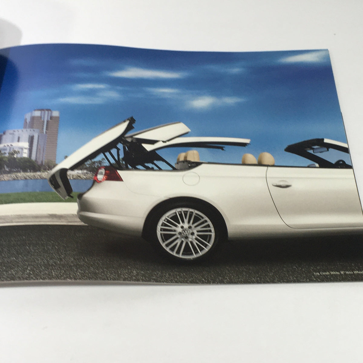 Inside view of the 2010 Volkswagen Eos Dos Auto brochure highlighting the convertible roof mechanism.