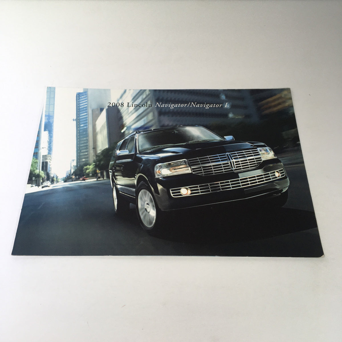 2008 Lincoln Navigator/Navigator L dealership car auto brochure catalog featuring an image of the vehicle on an urban street.