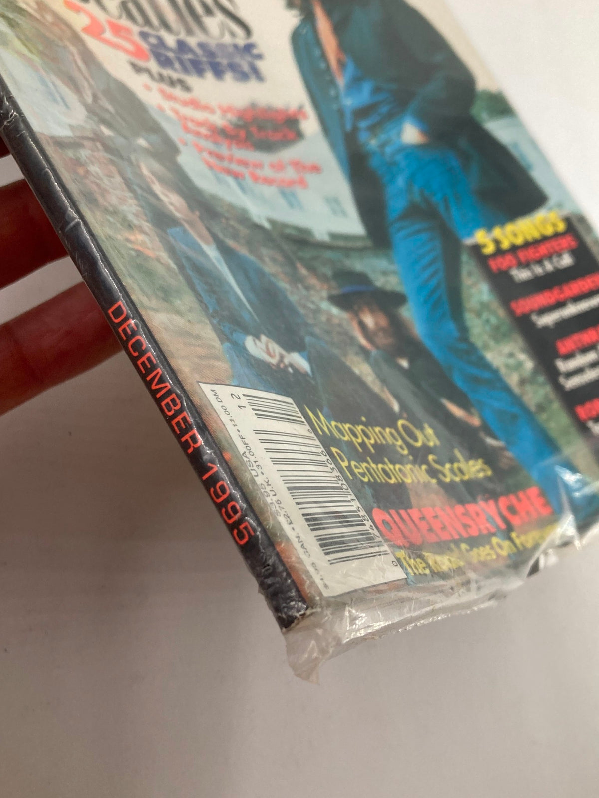 Detailed side view of Guitar Magazine December 1995, displaying its publication date and additional content features like 'Mapping Out Pentatonic Scales'.