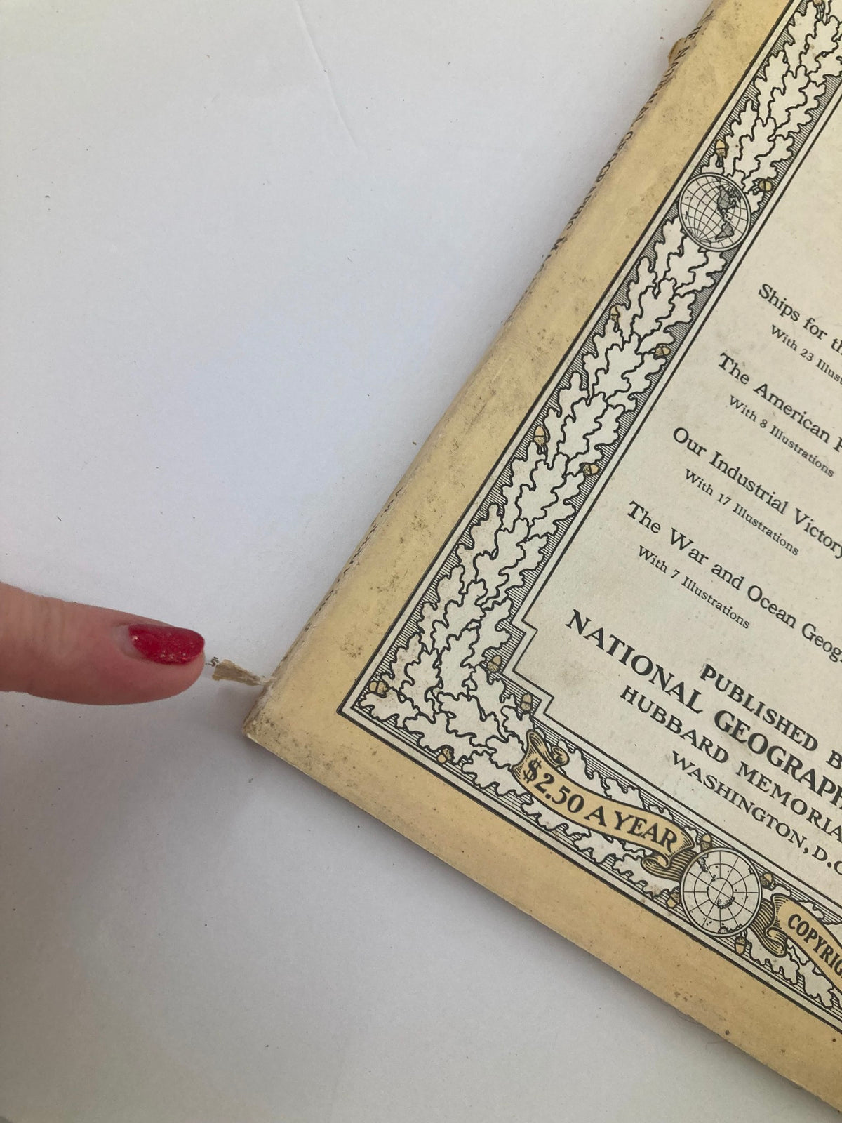 Close-up detail of the spine of VTG The National Geographic Magazine September 1918 showing minor wear, emphasizing the vintage condition of the publication.