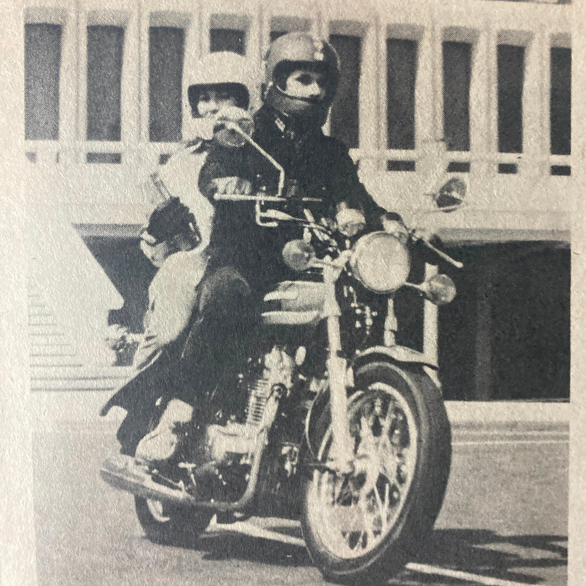 Motor Cycle World Magazine February 1975 Yamaha TX-650 & Kawasaki KX400 No Label