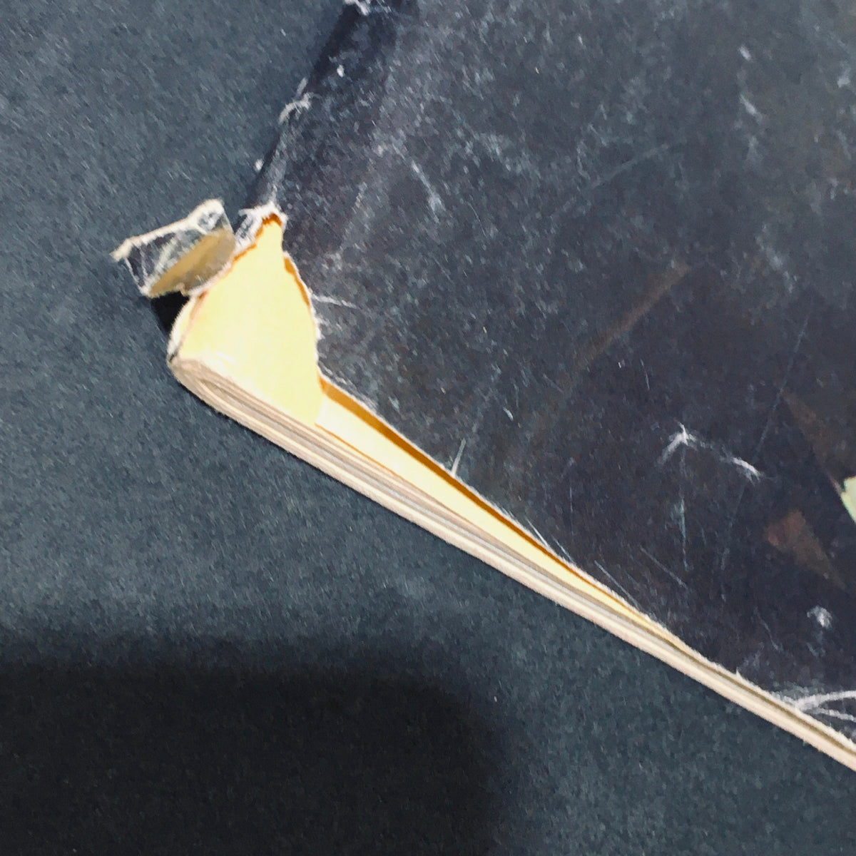 Close-up of the damaged edge of the VTG High Fidelity Magazine February 1976, highlighting signs of wear and vintage character.