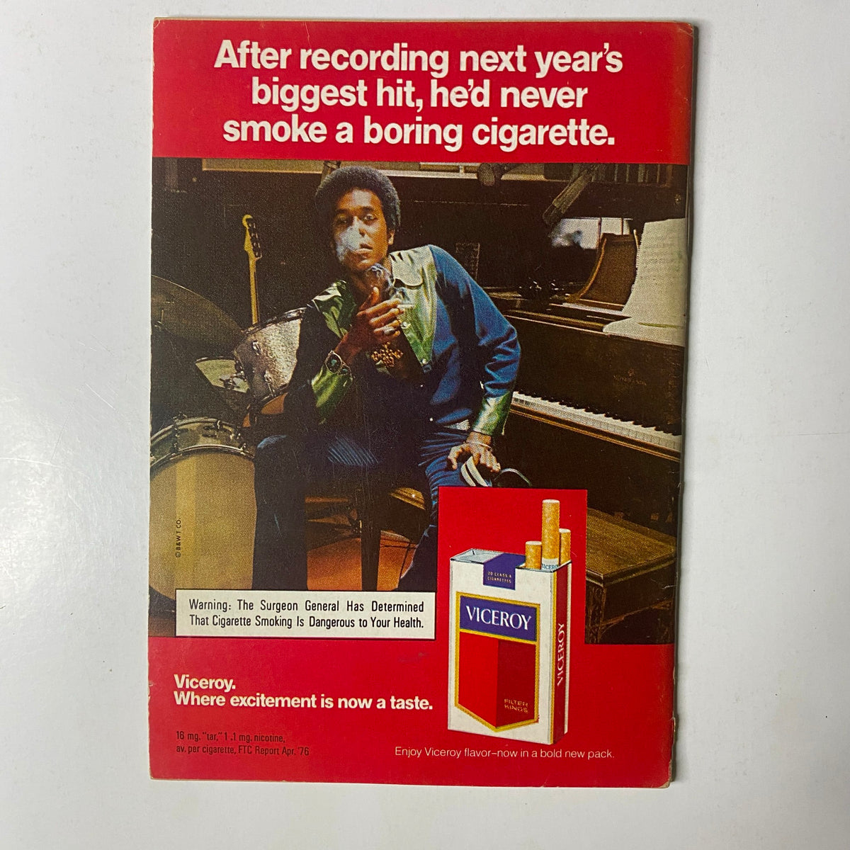 An advertisement for Viceroy cigarettes featuring a musician at a piano, promoting the slogan 'After recording next year's biggest hit, he'd never smoke a boring cigarette.' This vintage ad accompanies the Jet Magazine December 16, 1976 edition with Pam Grier on the cover.