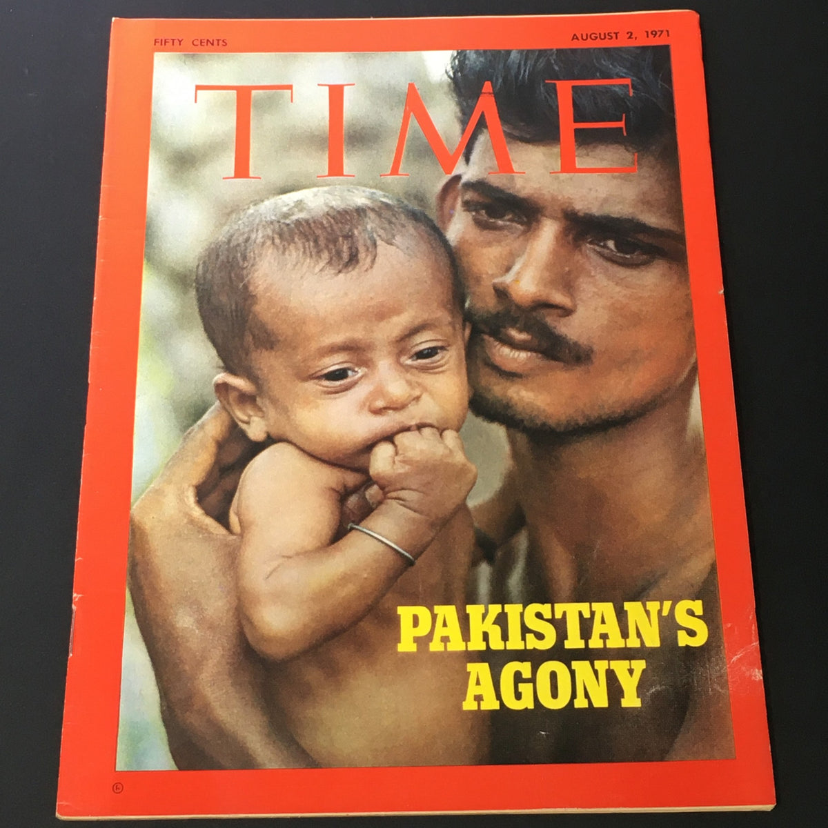 Cover image of VTG Time Magazine August 2, 1971 featuring the title 'Pakistan's Agony', showcasing a poignant depiction of a child with a man, representing the human impact of historical events.
