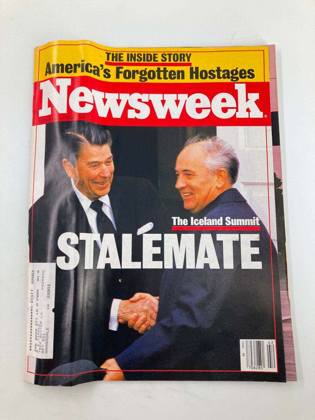 Cover of VTG Newsweek Magazine from October 20, 1986 featuring Ronald Reagan and Mikhail Gorbachev discussing the Iceland Summit stalemate.