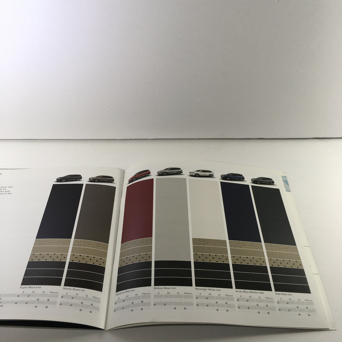 2014 Nissan Pathfinder SUV dealership brochure displaying available exterior color options for the vehicle.