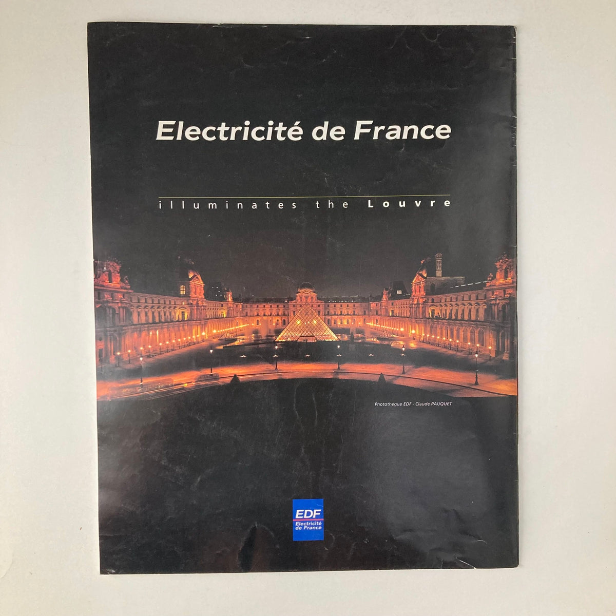 Promotional cover from France Magazine Summer 1995 No. 35 highlighting 'Electricité de France' illuminating the Louvre, featuring a stunning night view.