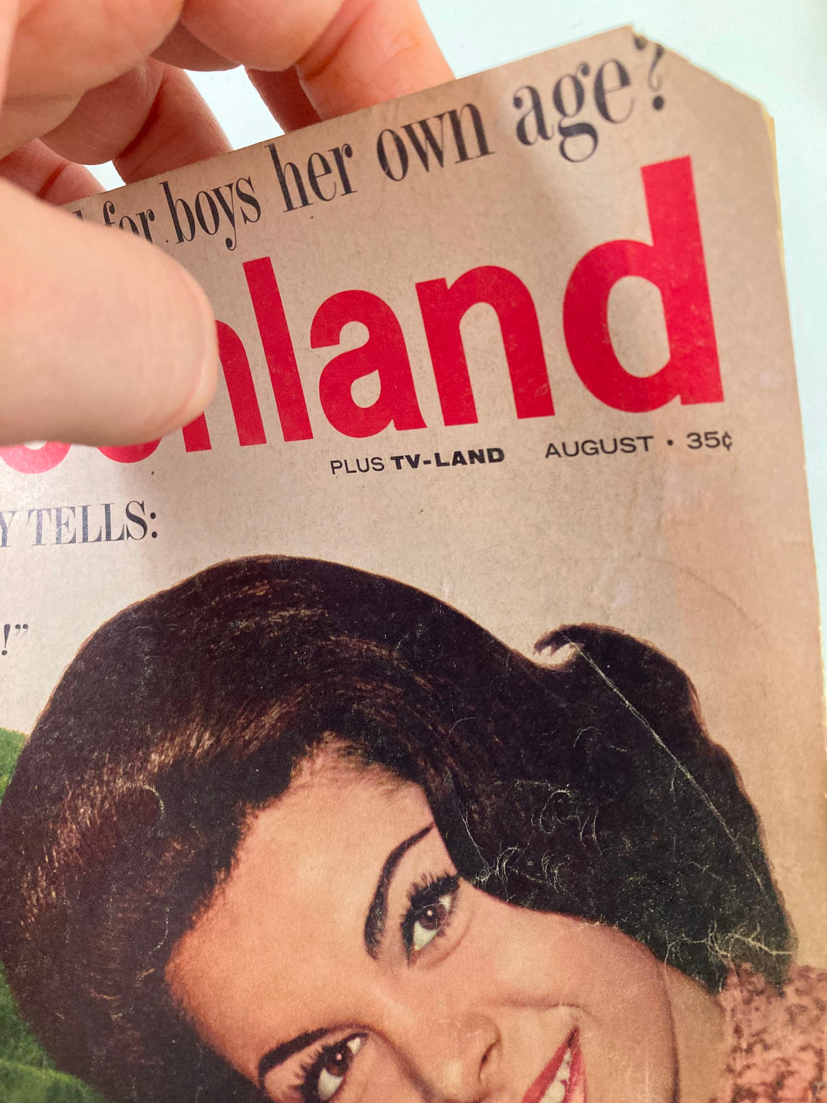 Close-up view of the VTG Screenland Magazine August 1965 cover, highlighting the title and minor wear, featuring iconic actors Sean Connery and Mia Farrow.