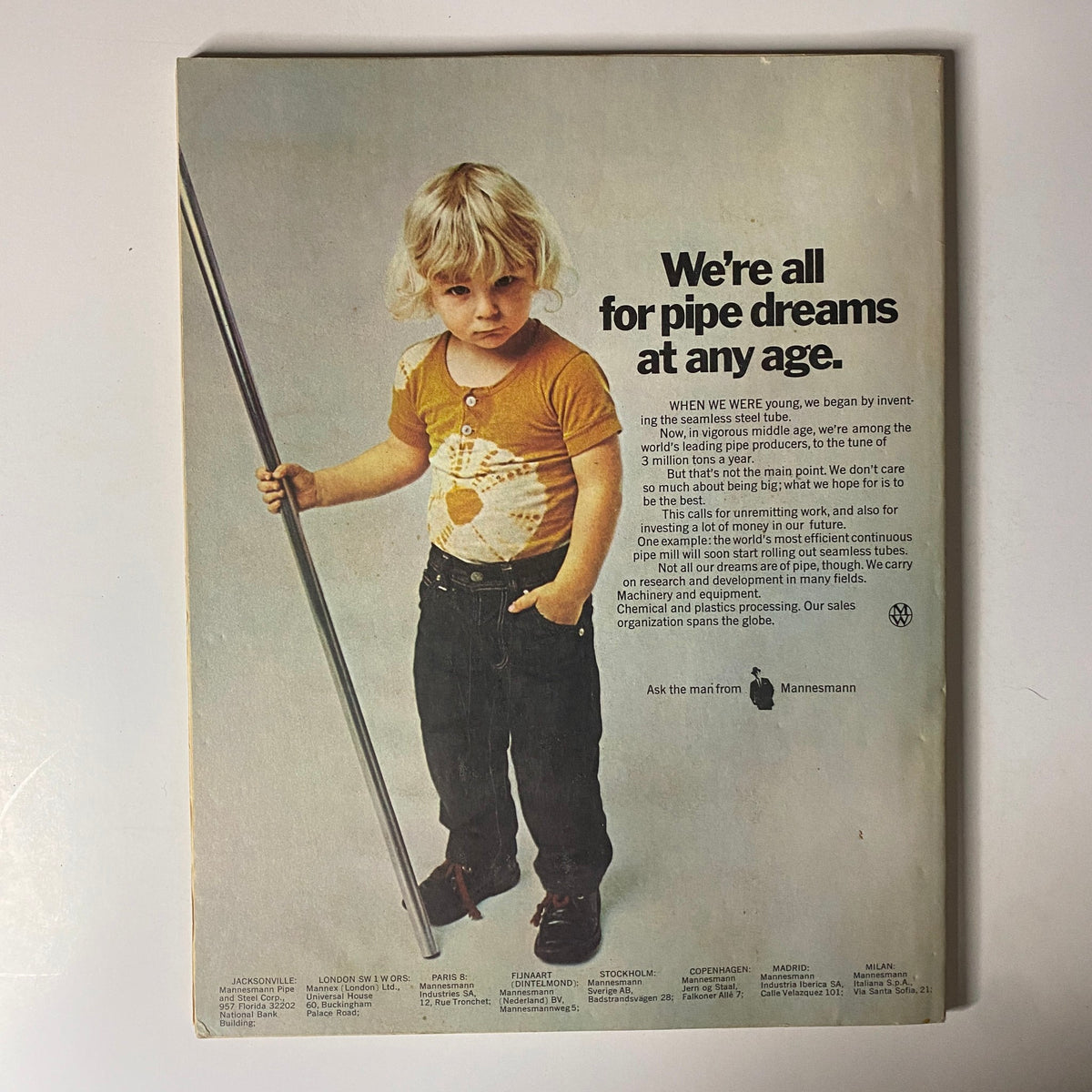 Back cover of Fortune Magazine August 1972 featuring an advertisement for seamless steel tubes, starring a child holding a pipe, promoting the pipe production of Mannesmann.