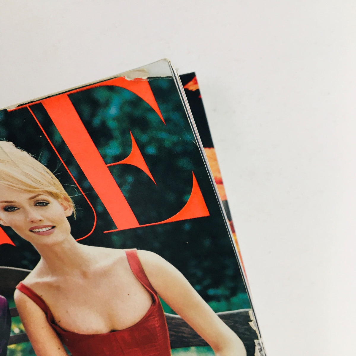 Cover of Vogue Magazine September 1995 featuring models Shalom Harlow and Amber Valletta, showcasing classic 90s fashion with striking visuals.