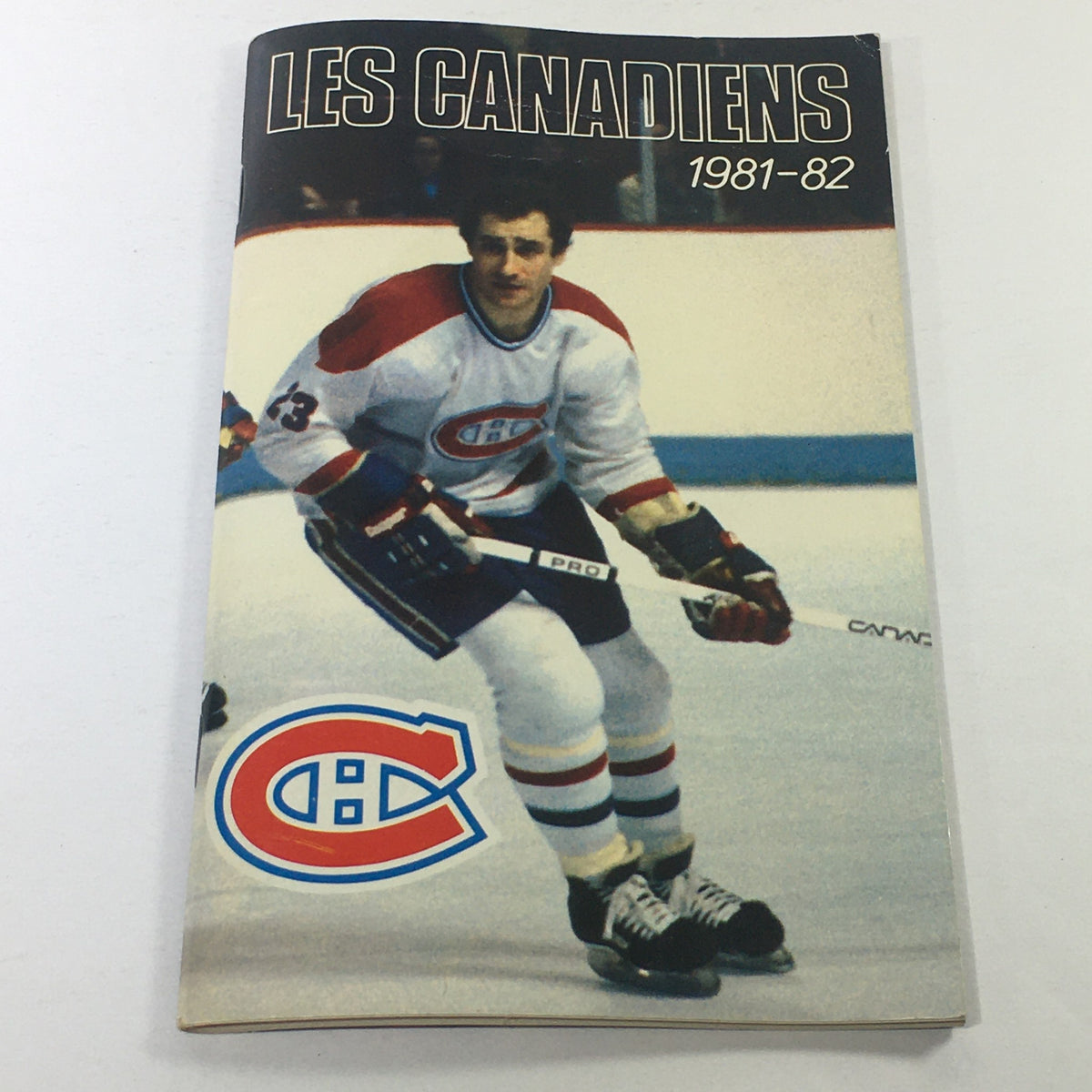 Cover of the VTG NHL Official Guide 1981-1982 featuring Les Canadiens and player Bob Gainey, showcasing vintage hockey memorabilia.