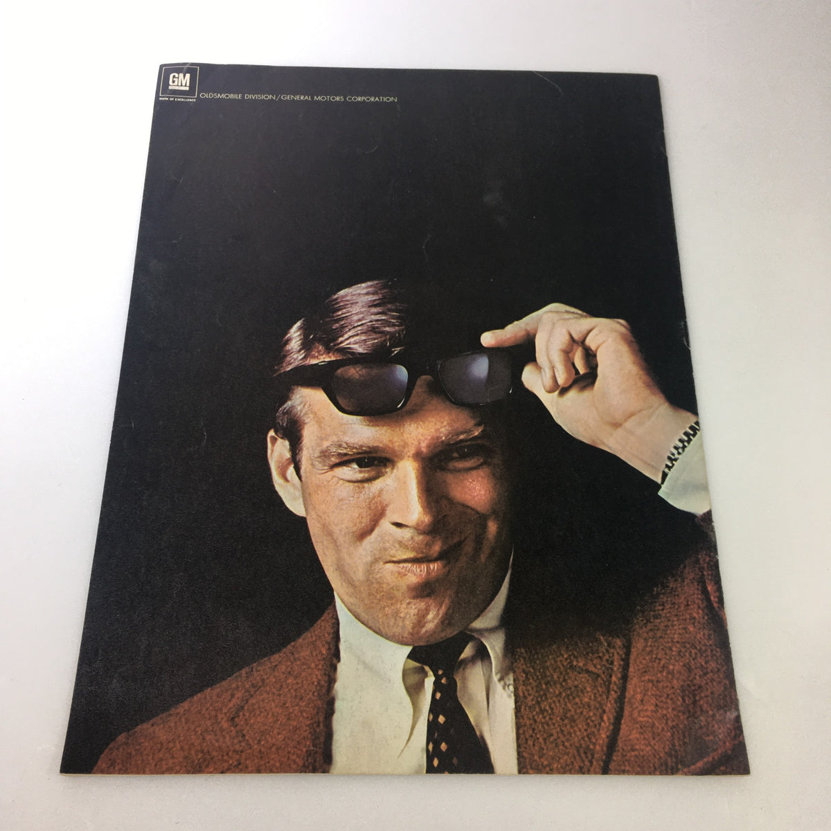 VTG 1968 Oldsmobile Custom Vista-Cruisers Car Auto Brochure Catalog cover featuring a stylish man with sunglasses and a confident expression.