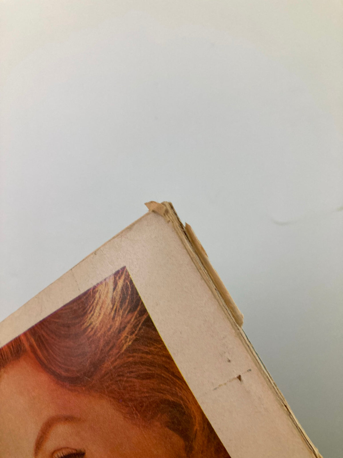 Corner view of the VTG Sport Magazine April 1961 revealing minor damage, preserving its nostalgic appeal.